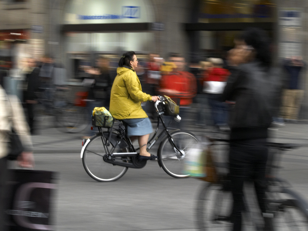 Una dona creuant el carrer en bicicleta